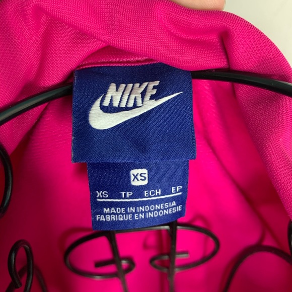 Pink Nike jacket a with white stripe - Picture 5 of 7